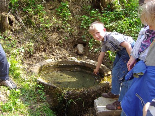 Otevírání studánky nad Žlebem - 7.5.2006
